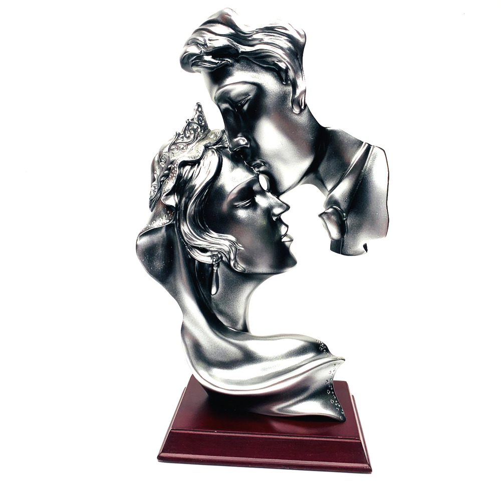 HERCO  MAN & WOMAN KISSING 10"
